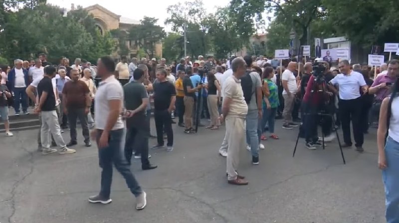 У Конституционного суда Армении прошёл митинг оппозиции: явка составила несколько сотен человек